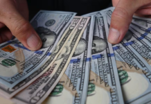 Dólar sigue en descenso y cotiza a su menor nivel en más de 5 años