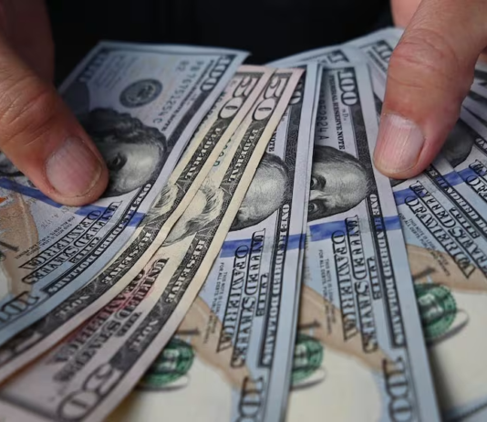 Dólar sigue en descenso y cotiza a su menor nivel en más de 5 años