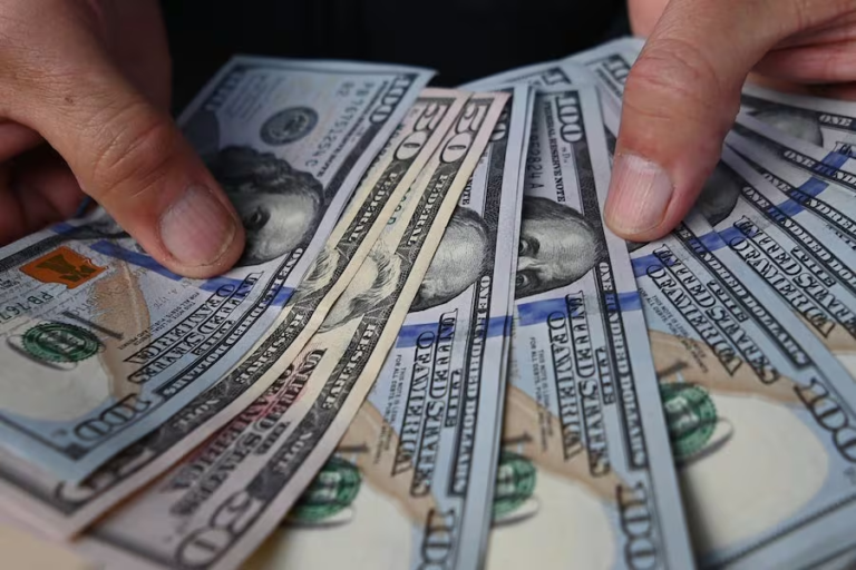 Dólar sigue en descenso y cotiza a su menor nivel en más de 5 años
