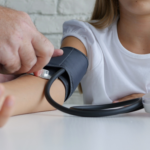 Hipertensión juvenil en aumento: recomiendan cambios de hábitos para evitar complicaciones