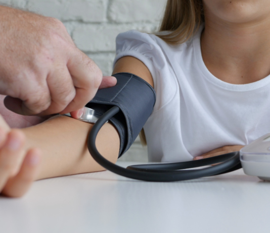 Hipertensión juvenil en aumento: recomiendan cambios de hábitos para evitar complicaciones