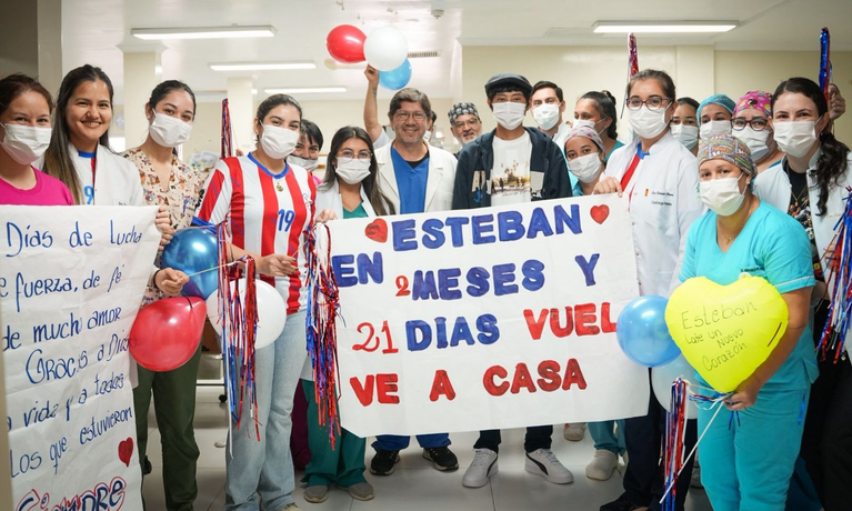 Dan de alta a adolescente que recibió trasplante de corazón