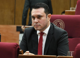 Hernán Rivas renuncia al Senado