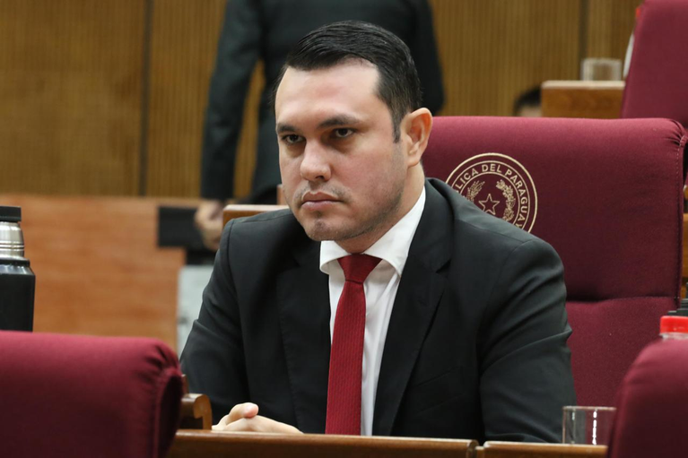 Hernán Rivas renuncia al Senado