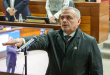 Senado toma juramento a Carlos Liseras tras aprobar renuncia de Rivas y Galeano