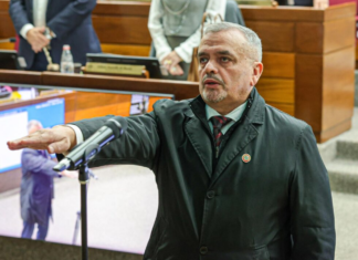 Senado toma juramento a Carlos Liseras tras aprobar renuncia de Rivas y Galeano