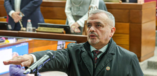 Senado toma juramento a Carlos Liseras tras aprobar renuncia de Rivas y Galeano