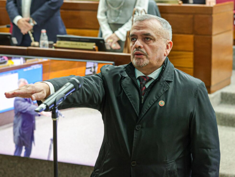 Senado toma juramento a Carlos Liseras tras aprobar renuncia de Rivas y Galeano