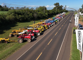 EBY entrega millonario aporte para fortalecer la agricultura familiar en Misiones y jóvenes acceden a pago de becas