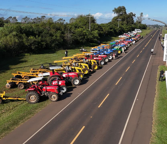 EBY entrega millonario aporte para fortalecer la agricultura familiar en Misiones y jóvenes acceden a pago de becas