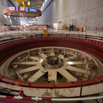 Yacyretá completó con éxito el izaje y traslado del rotor de la Unidad Generadora N° 10
