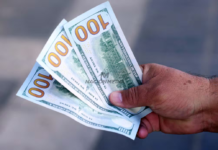 El dólar toca su nivel más bajo en el año