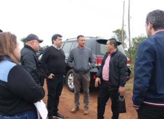 Autoridades de la EBY recorren barrios de San Juan del Paraná