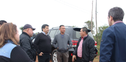 Autoridades de la EBY recorren barrios de San Juan del Paraná
