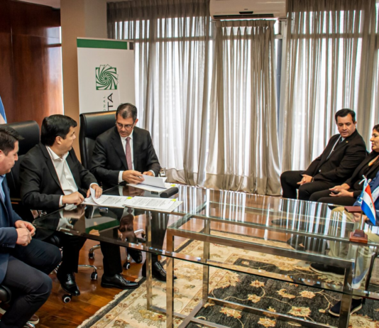 Yacyretá firma convenios para beneficiar a miles de pequeños productores de Ñeembucú y Caazapá
