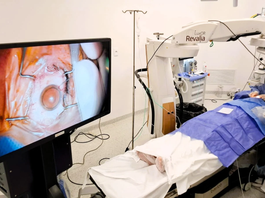 Más de 2.000 cirugías en centro de referencia a nivel país permiten que pacientes recuperen la visión