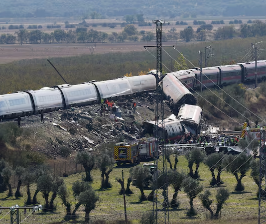 Conmoción en España por grave accidente de tren que deja unos 70 muertos
